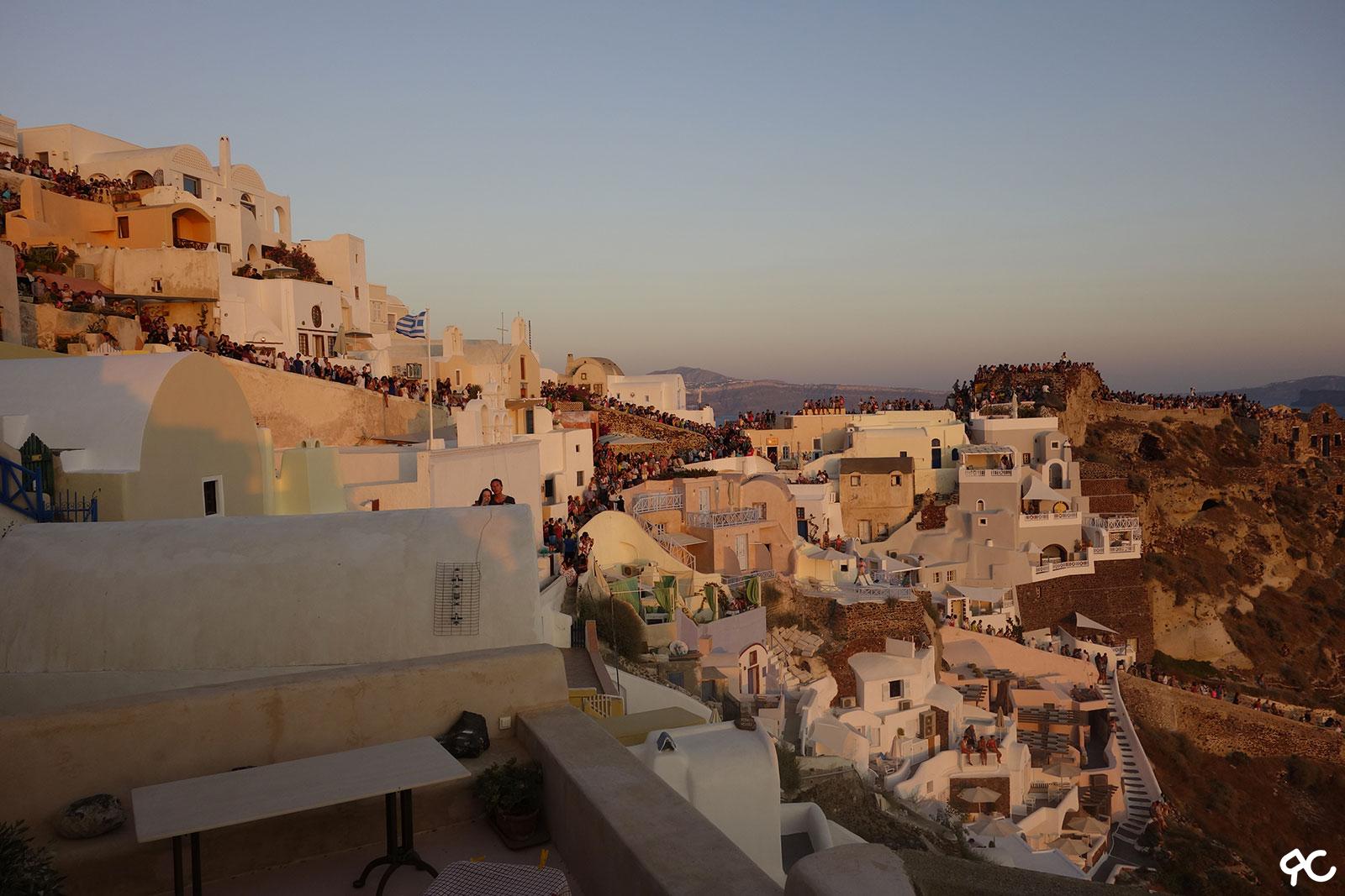 Foule lors du coucher de soleil à Oia