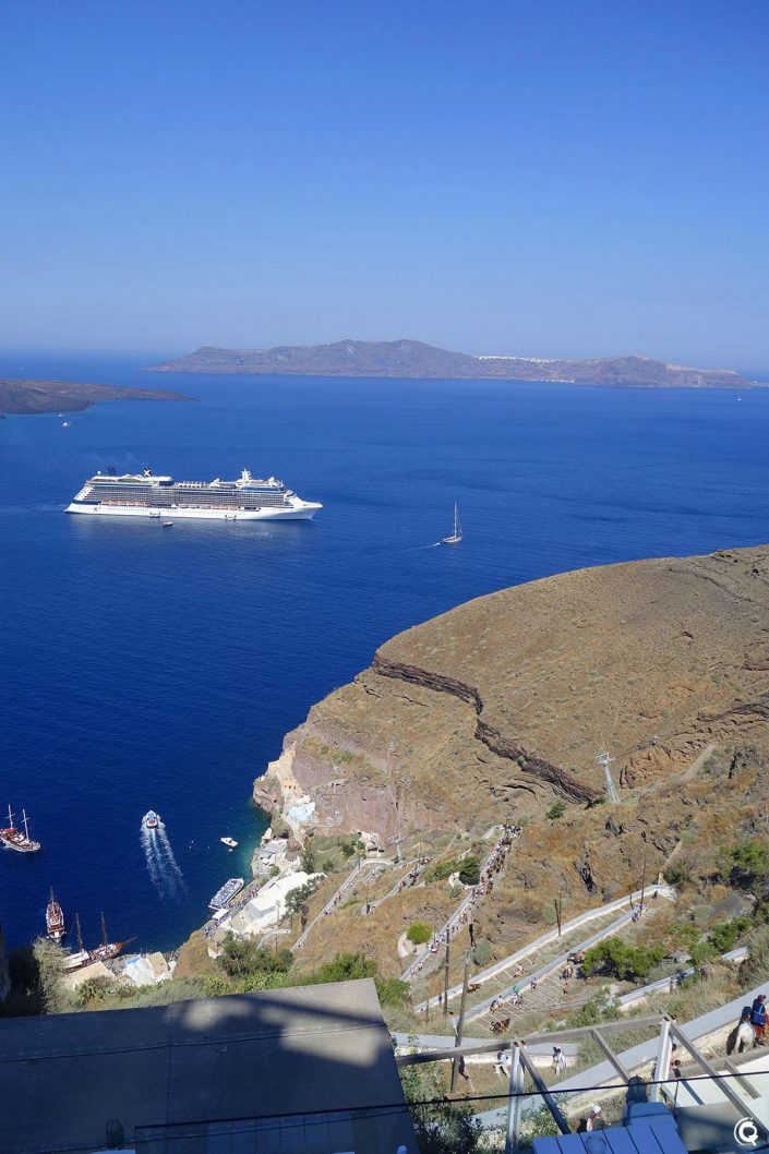La descente vers le port de Fira