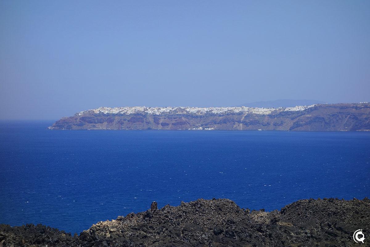 Vue d&#039;Oia depuis le sommet du volcan