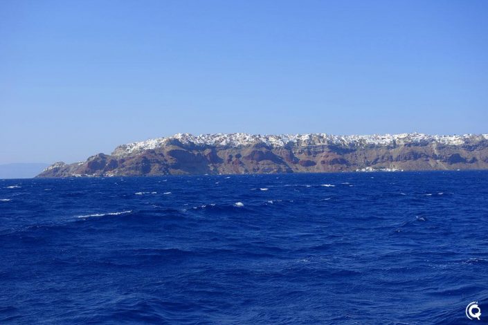 Vue d&#039;Oia depuis le bateau