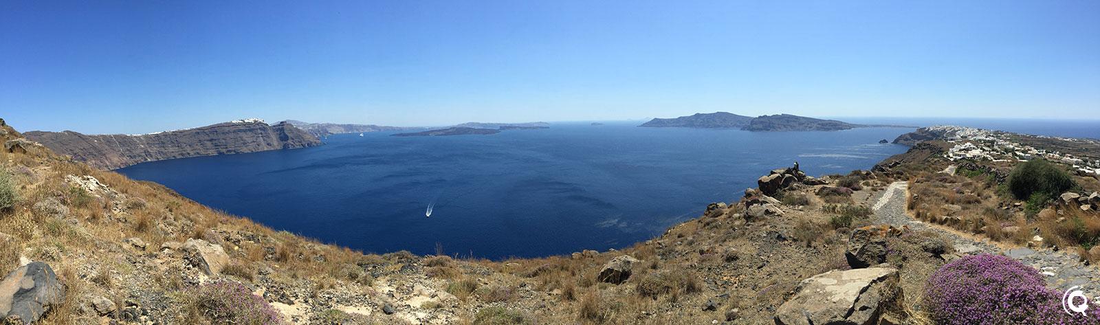 Vue sur la caldeira de Santorin depuis l&#039;église de Finikia