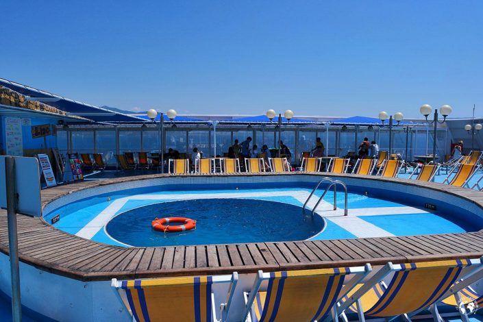 La piscine du ferry Corsica Ferries