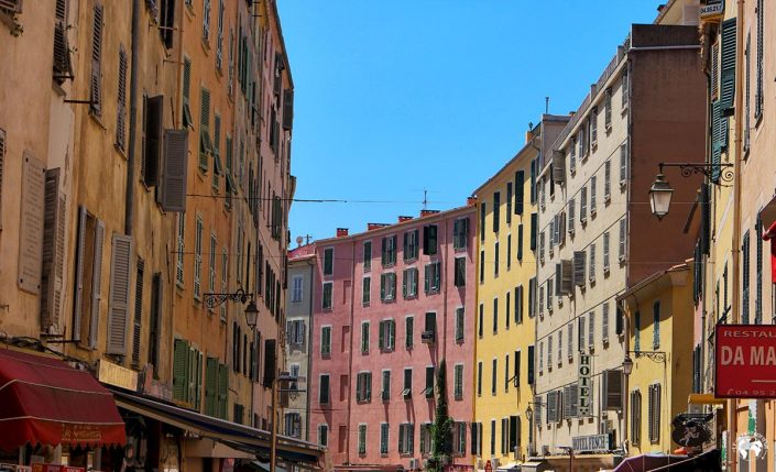 Les façades colorées d'Ajaccio en Corse