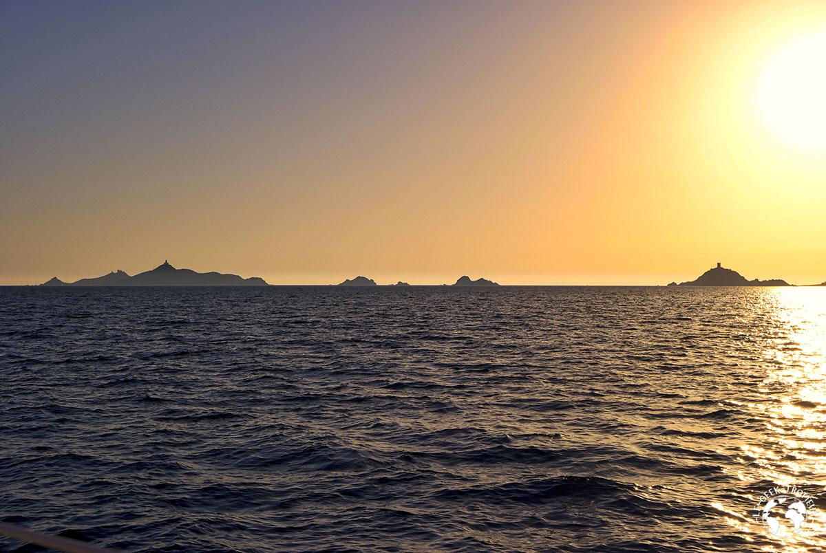 Coucher de soleil sur les îles sanguinaires en Corse