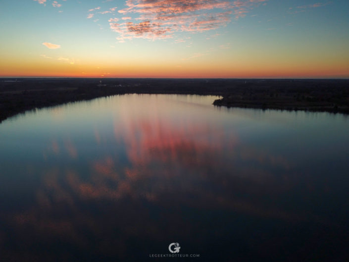 Coucher de soleil au dessus du lac d&#039;Arjuzanx