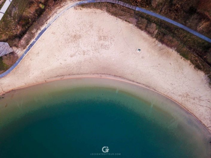 Vue aérienne de la plage du lac d&#039;Arjuzanx