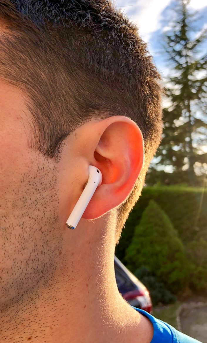 AirPods d&#039;Apple dans les oreilles