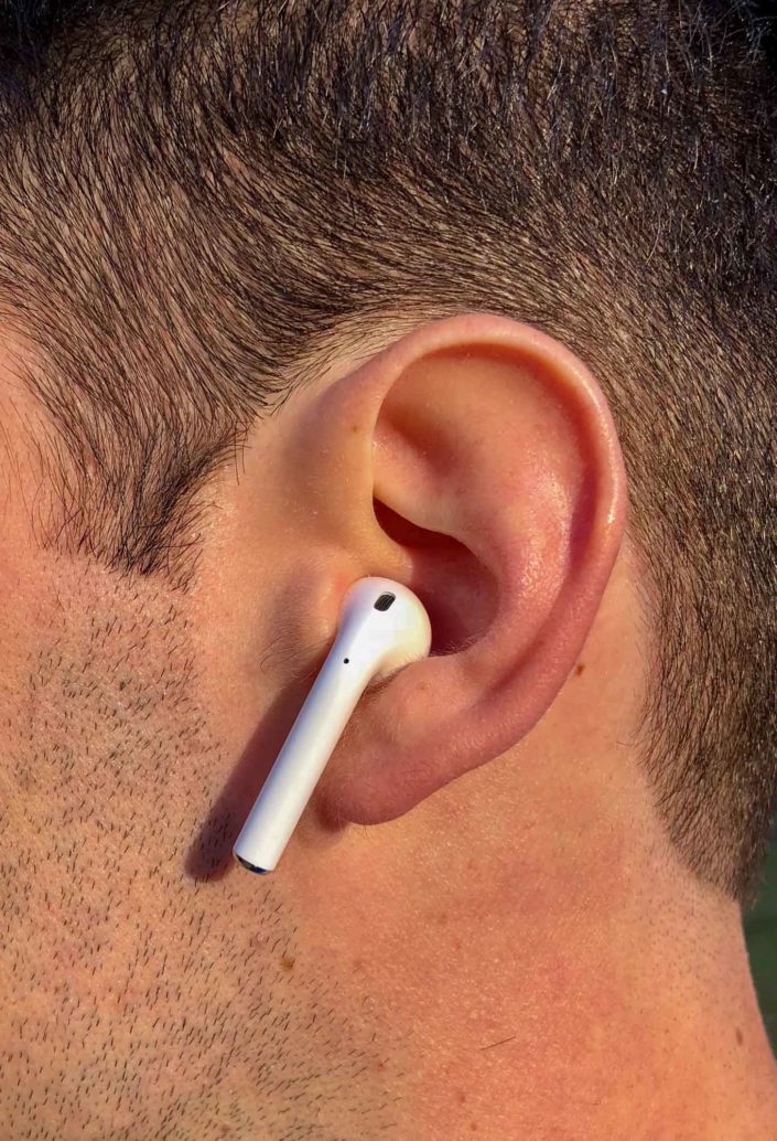 AirPods d'Apple dans les oreilles
