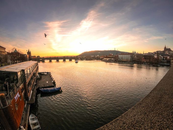 Coucher de soleil sur la Vltava à Prague