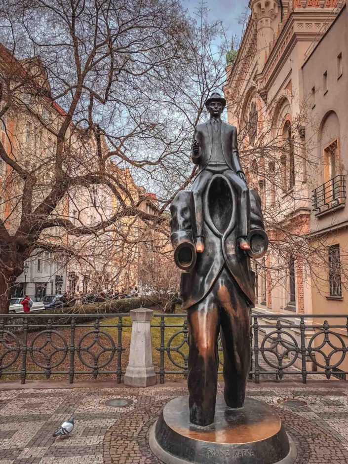 La statue de Franz Kafka dans l'ancien quartier juif de Prague
