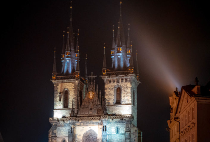 L'église de Notre-Dame du Týn de nuit