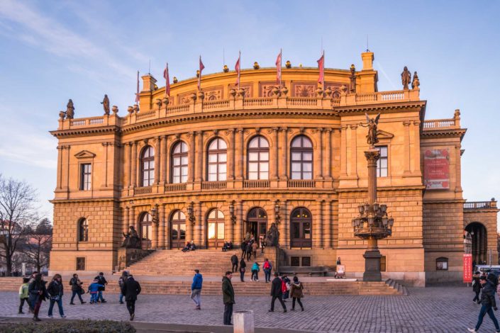 Le Conservatoire de Prague illuminé par le soleil couchant