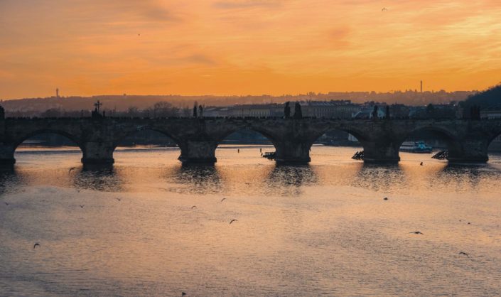 Coucher de soleil sur le pont Charles à Prague