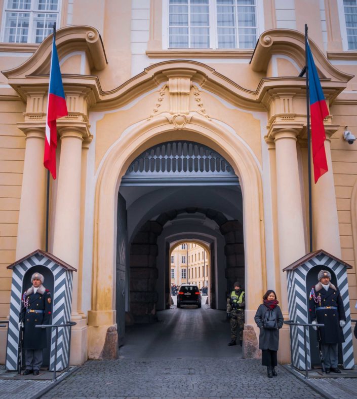 L'entrée du château de Prague avec ses gardes