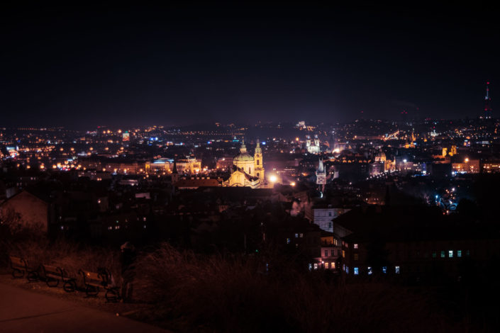 Vue nocturne de la ville de Prague