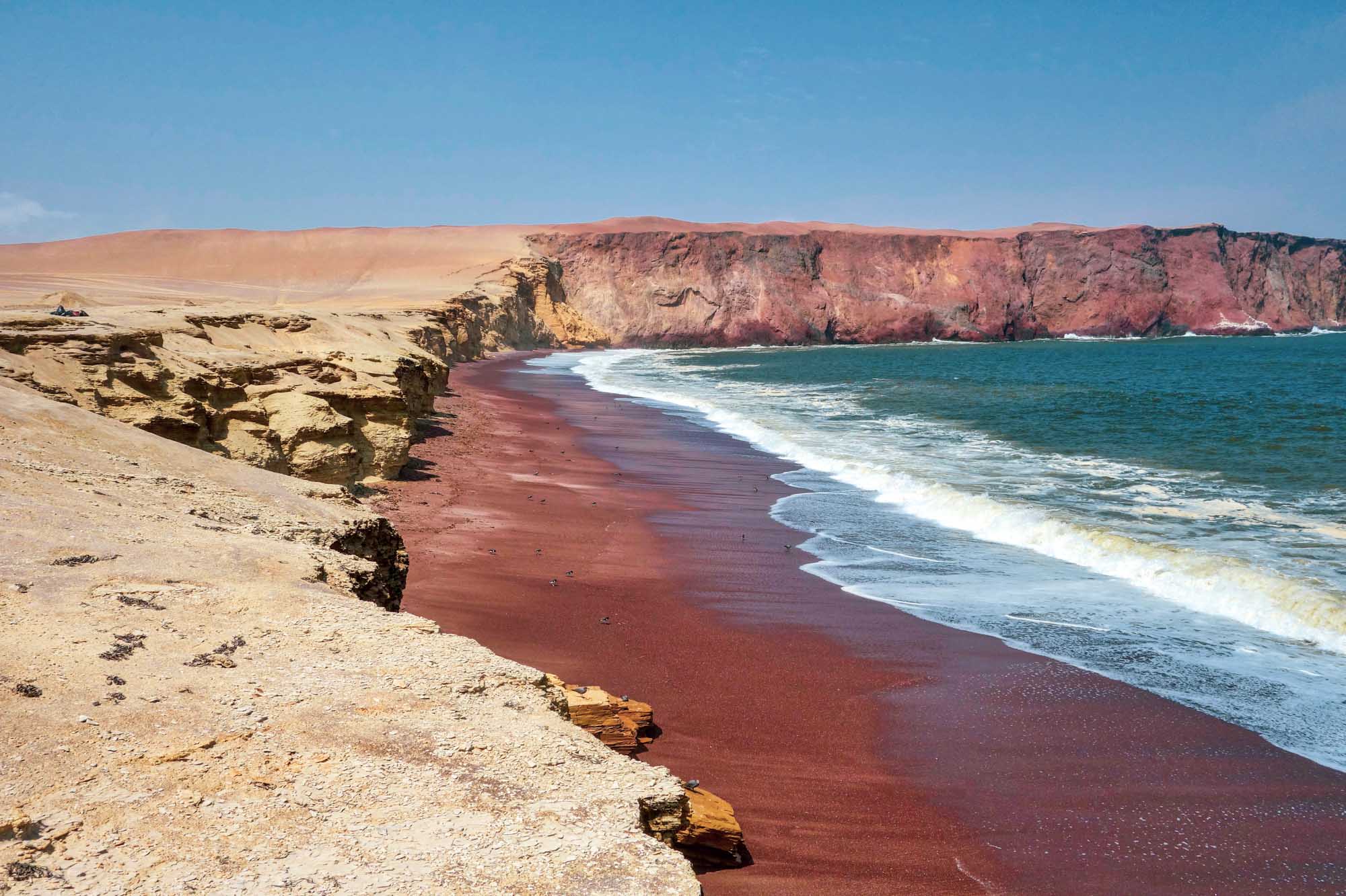 La Playa Roja dans la réserve naturelle de Paracas au Pérou