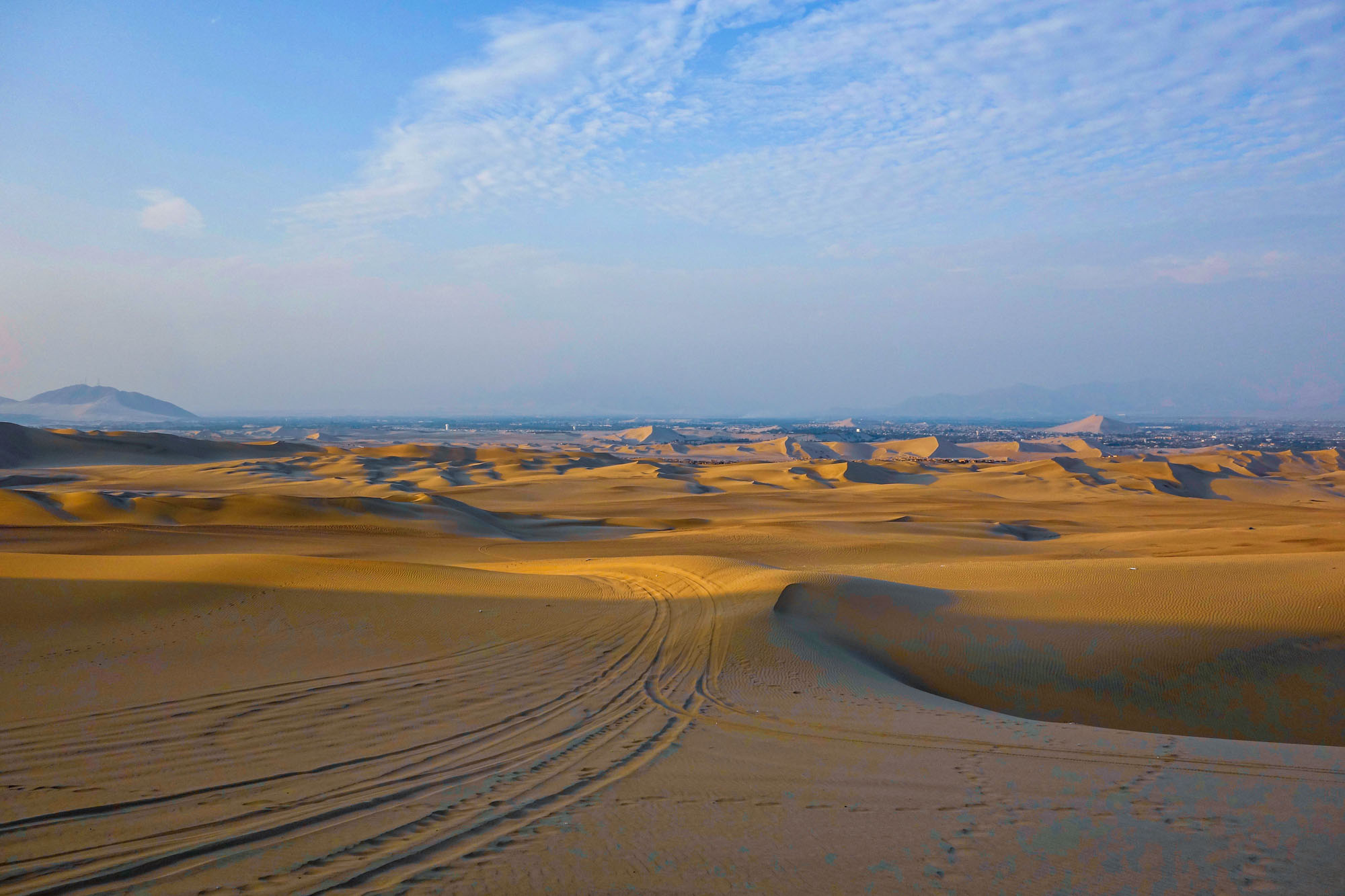 On s'enfonce petit à petit dans les dunes