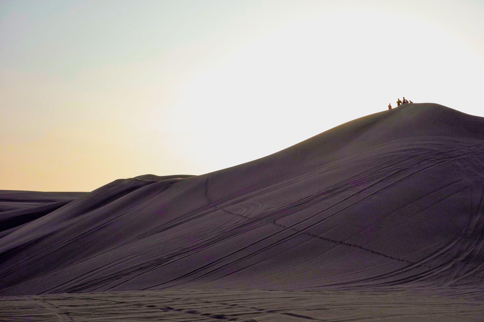 Certains s'apprêtent à dévaler la pente en sandboard