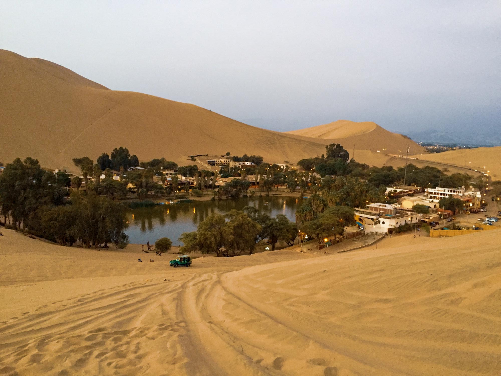 L'oasis de Huacachina à la tombée de la nuit