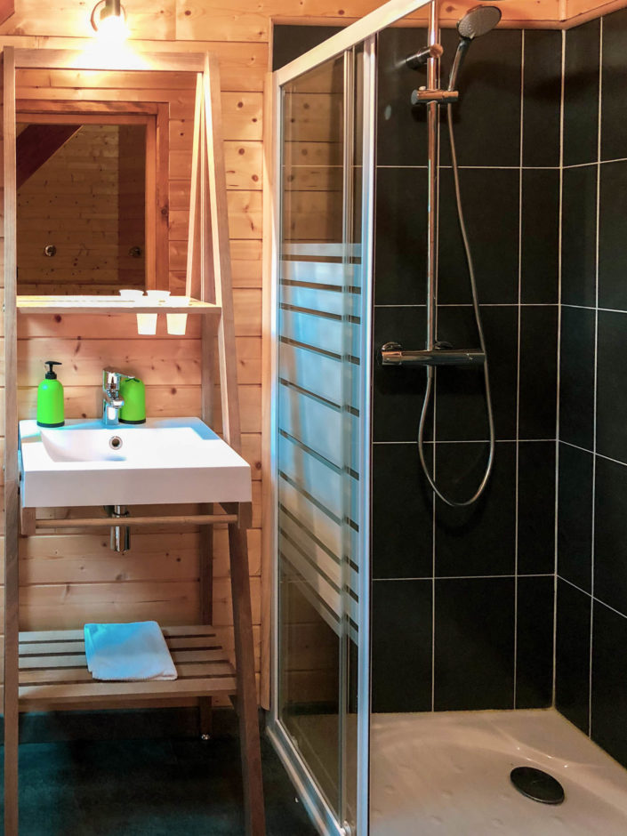 La salle de bain est vraiment très jolie