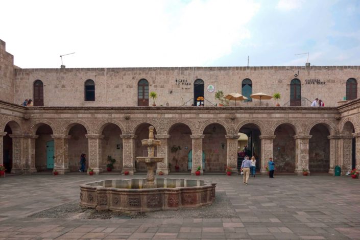 Le cloître de la Compañía à Arequipa