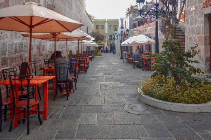 Une ruelle derrière la cathédrale d&#039;Arequipa