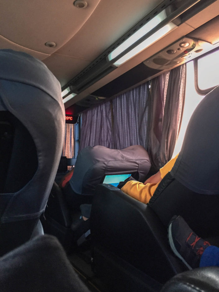 L&#039;écran tactile et les sièges qui s&#039;inclinent dans les bus Cruz del Sur
