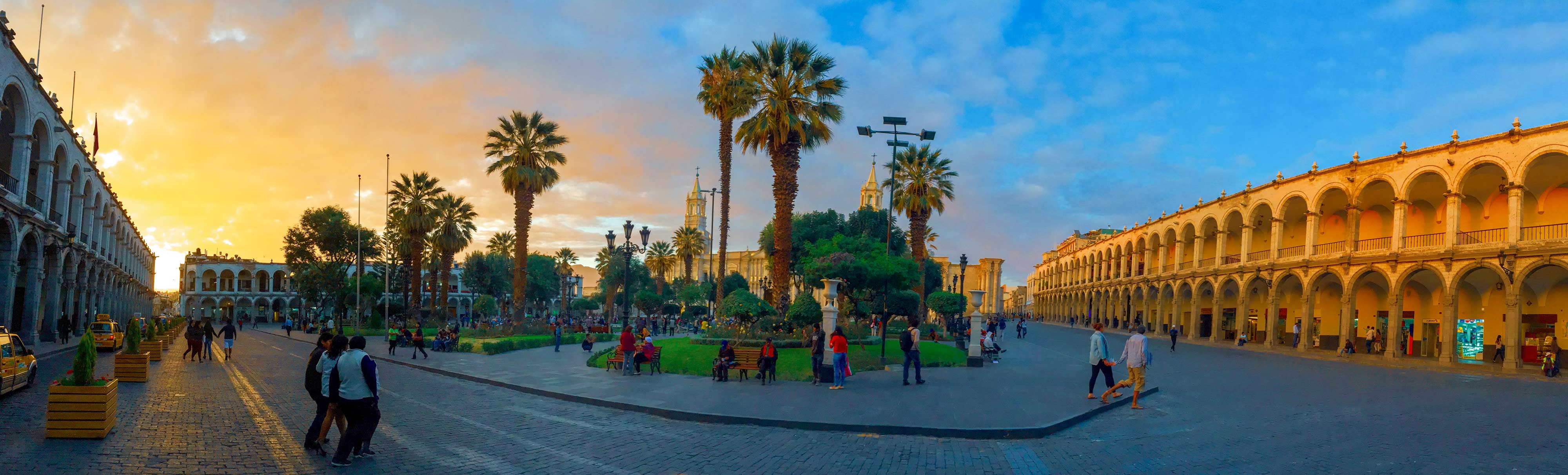 La Plaza de Armas illuminée par le coucher de soleil
