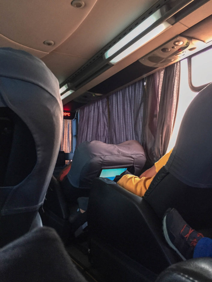 L'écran tactile et les sièges qui s'inclinent dans les bus Cruz del Sur