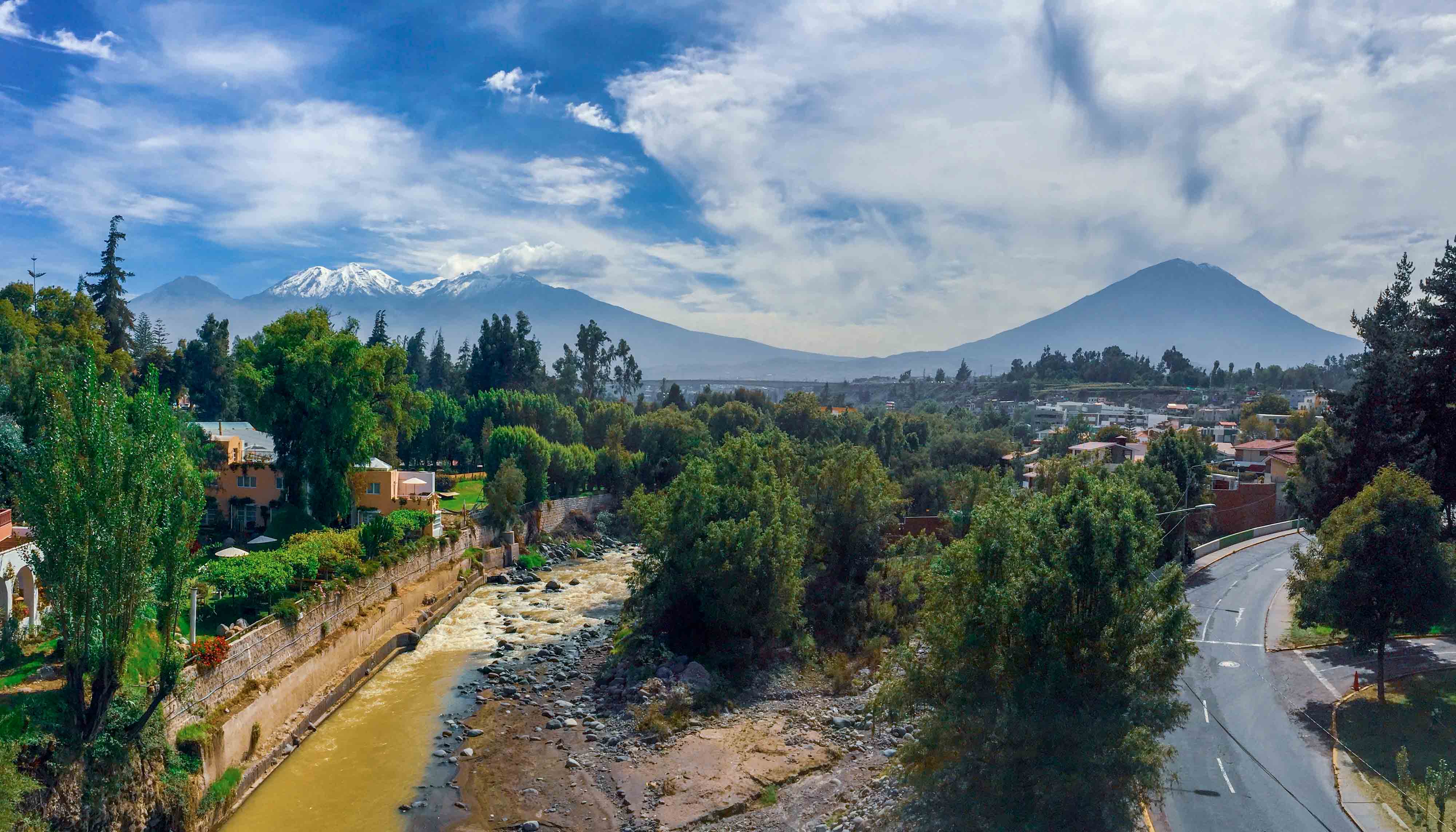 Panorama sur les deux volcans