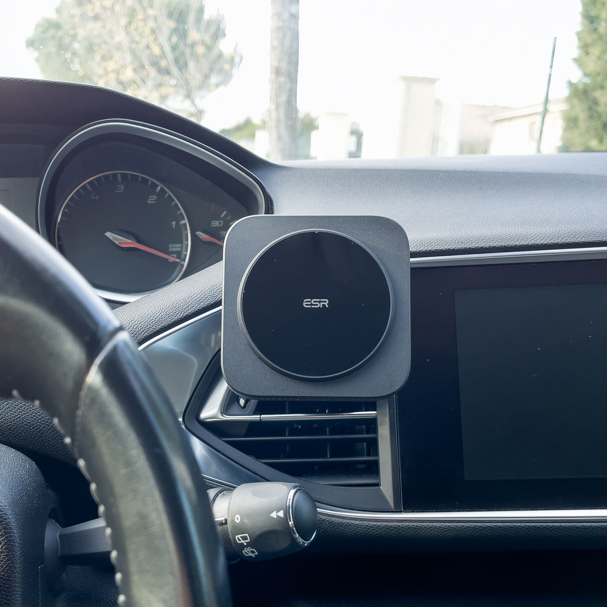 Le support magnétique Halolock d'ESR pour iPhone 12