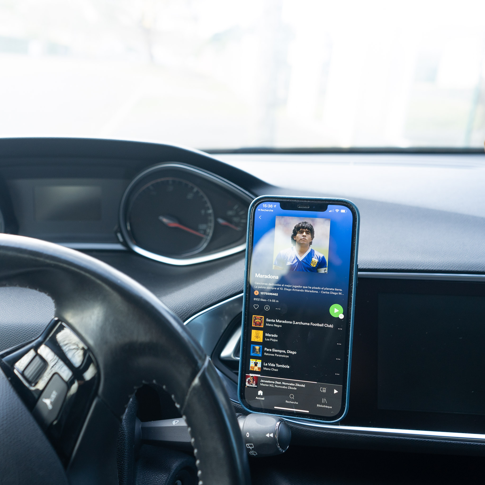 Le support magnétique Halolock d'ESR pour iPhone 12
