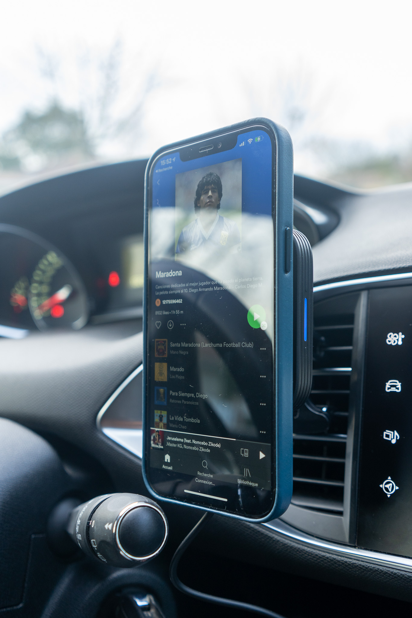 Le support magnétique Halolock d'ESR pour iPhone 12