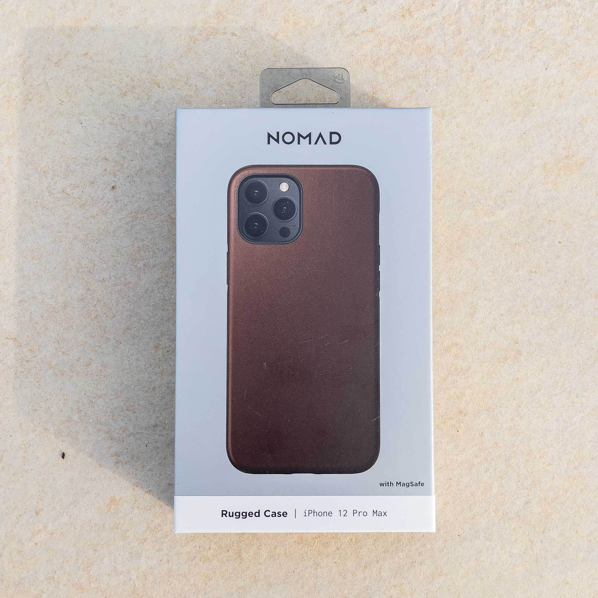 La coque en cuir marron compatible MagSafe de Nomad pour l'iPhone 12 Pro Max
