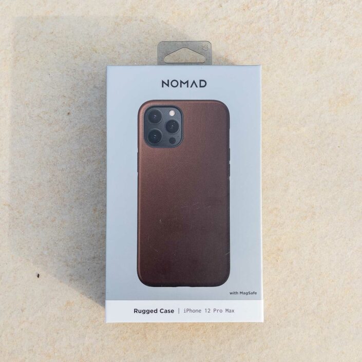 La coque en cuir marron compatible MagSafe de Nomad pour l&#039;iPhone 12 Pro Max